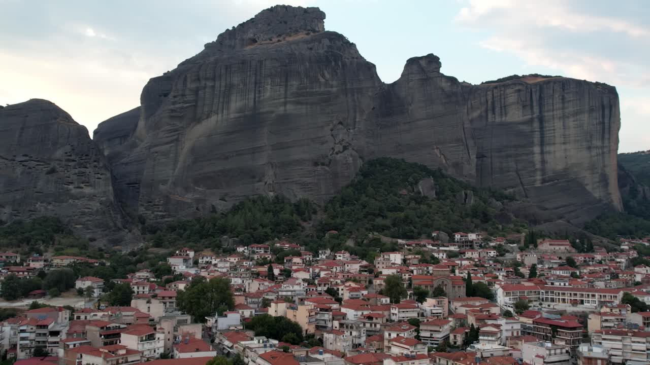 vista aérea de las famosas rocas en grecia meteora con muchos monasterios lugar en la parte superior