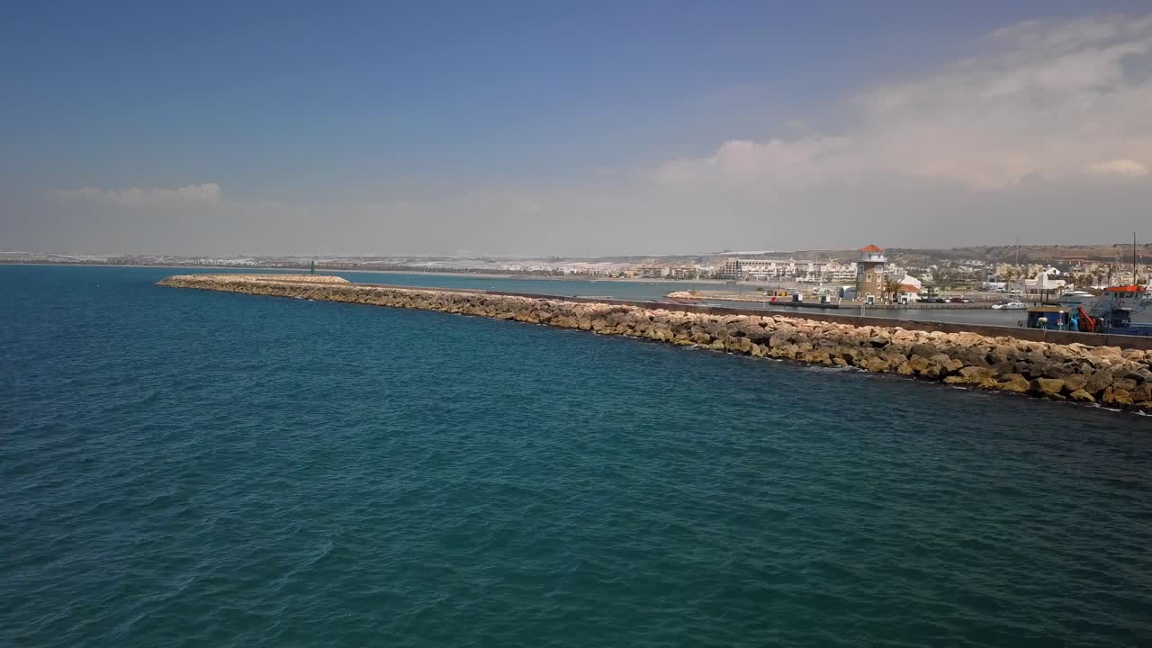 el puerto de almerimar en almería durante un día soleado de verano