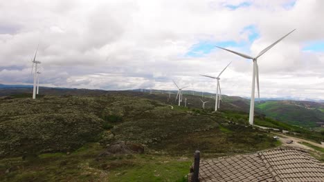 casa en la granja de molinos de viento vista aérea