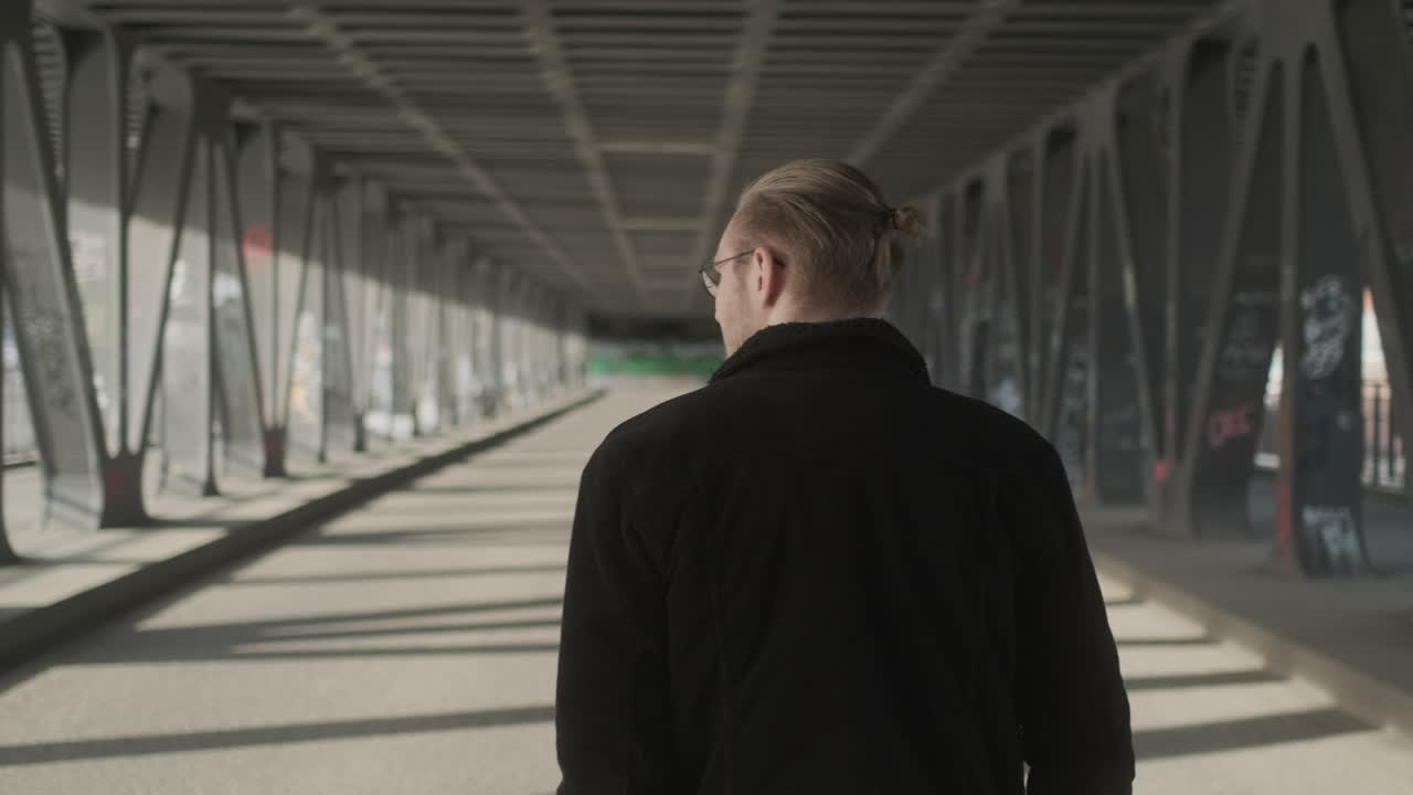 빈 거리를 걷는 젊은 유럽 남자