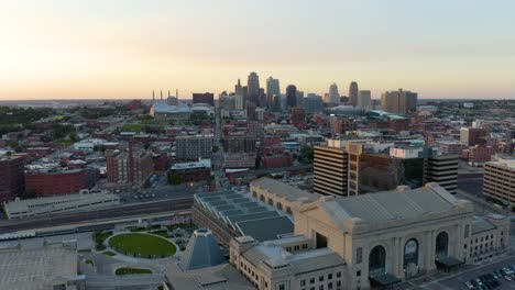 Aerial-Push-In-toward-Downtown-Kansas-City,-Missouri