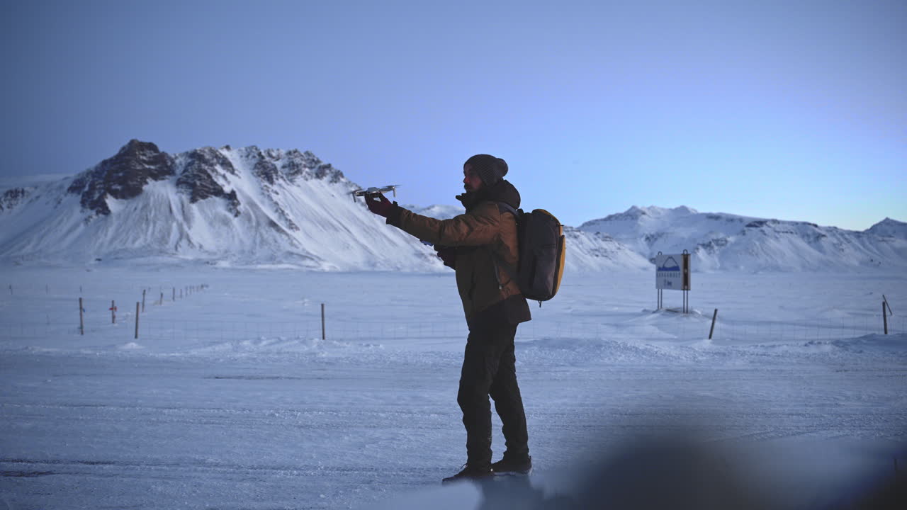 드론 사진을 찍은 눈이 쌓인 아이슬란드의 풍경
