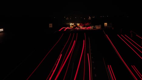 Lapso-De-Tiempo-Nocturno-De-La-Autopista-De-Varios-Carriles-Con-Rayas-De-Luces