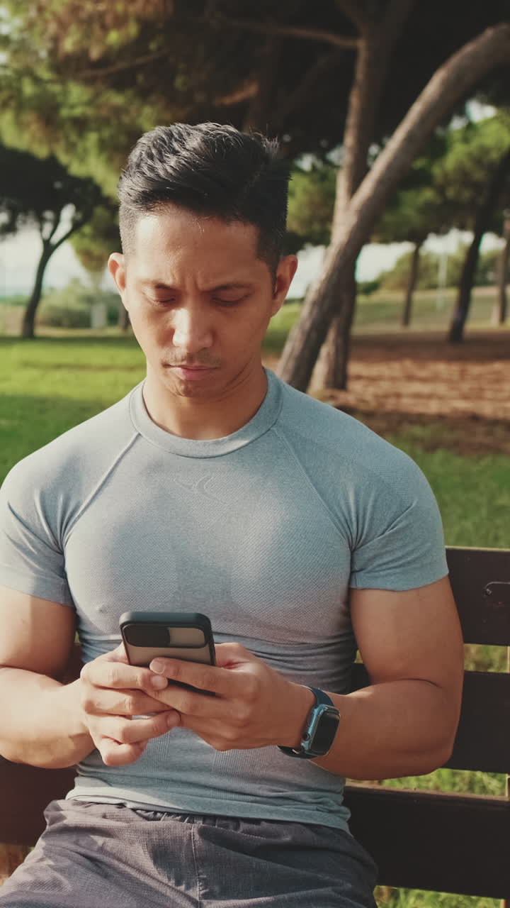 공원에서 전화를 사용하는 남자