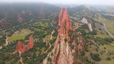 vista alta de las montañas naranjas en el jardín de los dioses parque nacional