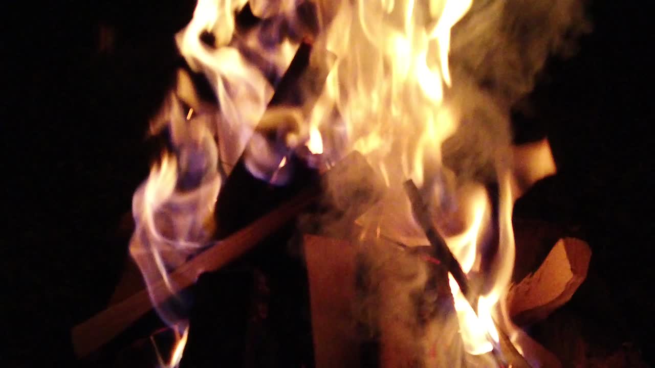 밤에 불타는 나무 불, 느린 움직임 처