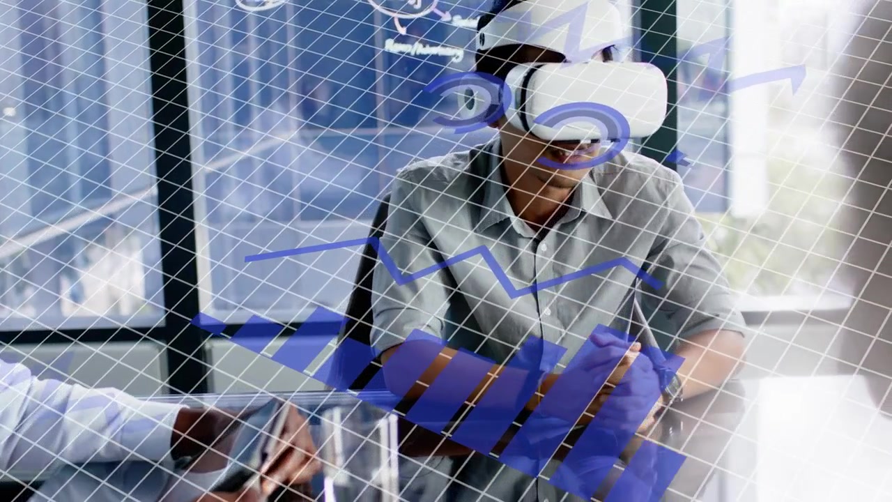 Mann mittleren Alters trägt VR-Headset, aktiviert Demo, animierte Geschäftsgrafiken breiten sich über den Tisch aus