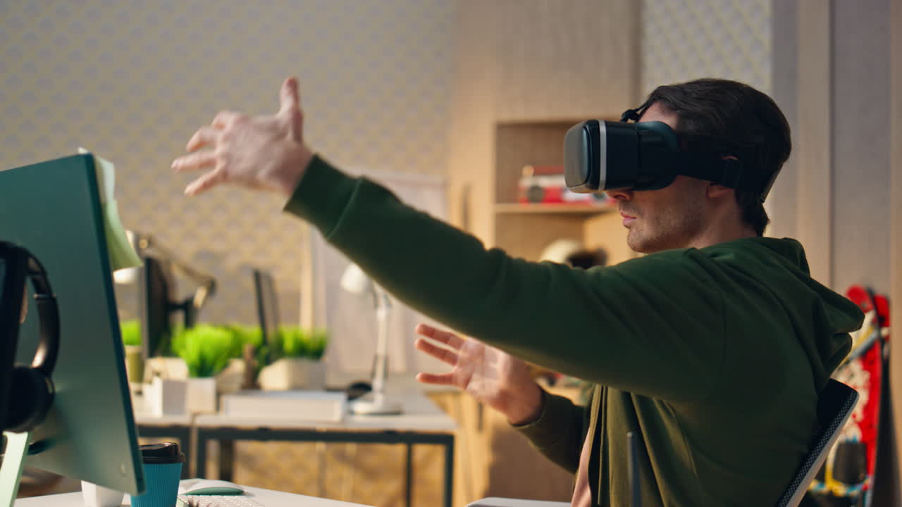 hombre creativo probando gafas vr programa oficina de primer plano. diseñador gestando las manos