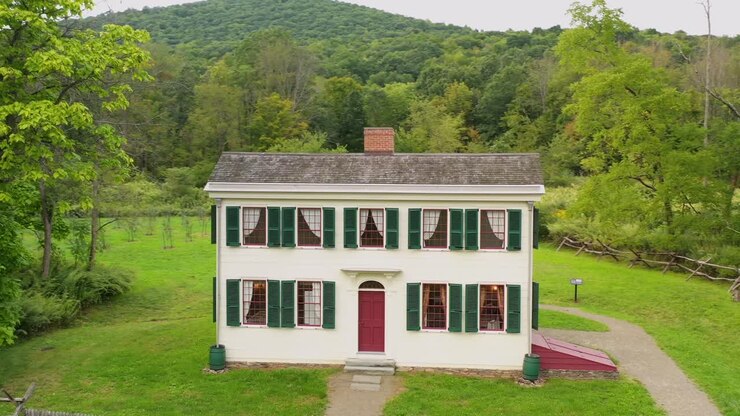 Riprese aeree con drone intorno al restauro storico della casa di Isaac Hale a Susquehanna, Pennsylvania