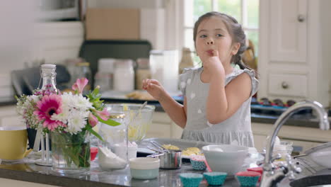 Niña-Feliz-Comiendo-Masa-Para-Galletas-Sobrante-En-La-Cocina-Disfrutando-De-Un-Delicioso-Sabor-Dulce-Lamiéndose-Los-Dedos-Divirtiéndose-El-Fin-De-Semana