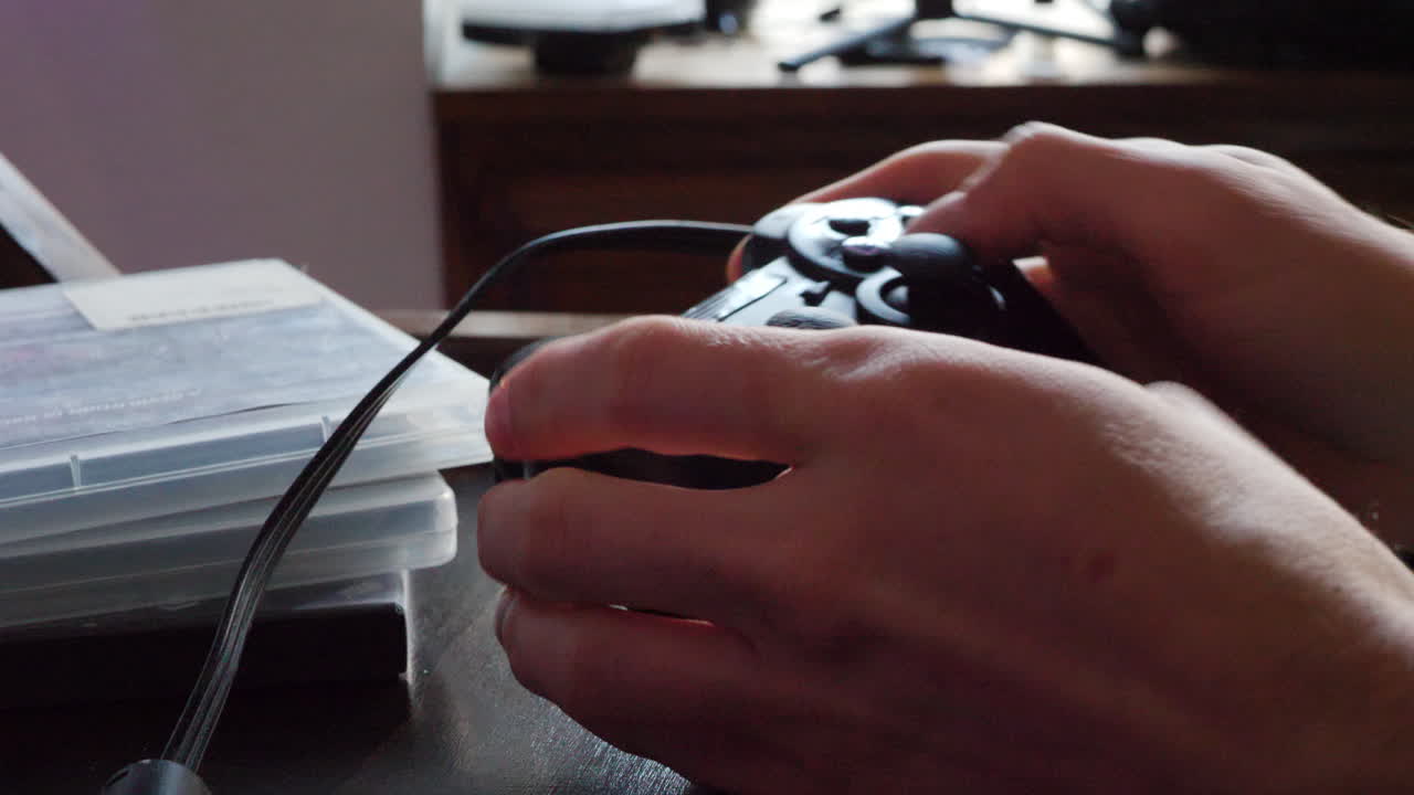 un jugador profesional de esports con un controlador de videojuegos durante un partido de juego competitivo