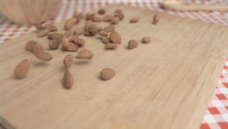 almendras esparcidas en cámara súper lenta