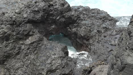 Agua-Del-Océano-Salpicando-Desde-El-Agujero-De-Soplado-En-Tenerife