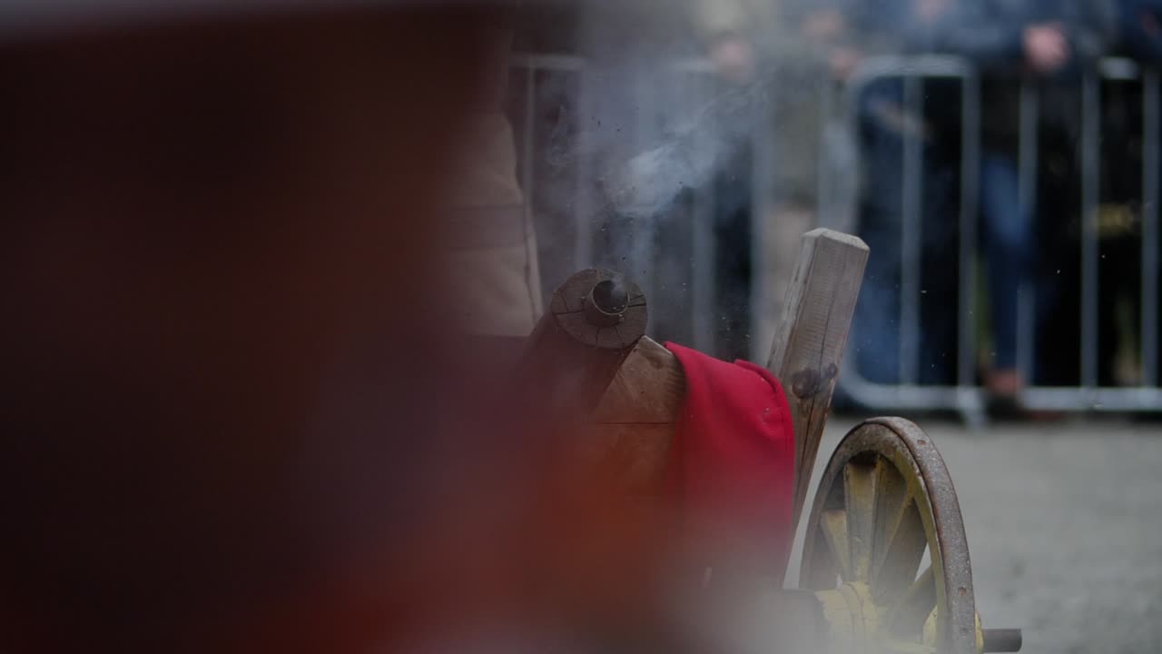 슬로우 모션으로 모두 대포 총의 영화 폭발