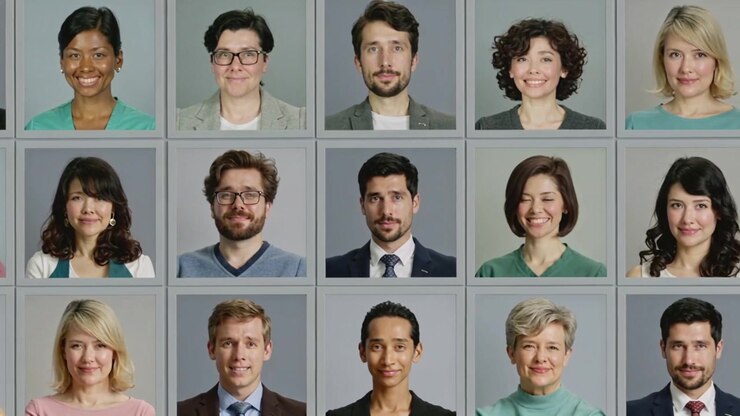 Telecamera in panoramica che rivela una griglia di ritratti sulla parete dello studio, mostrando più colonne e nuovi volti.