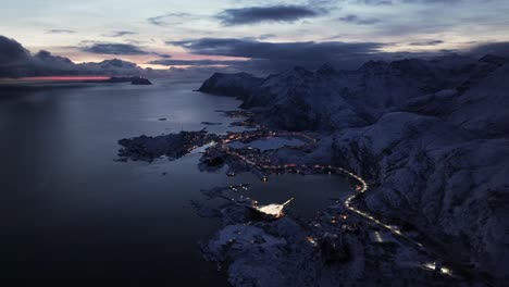 Vista-Aérea-Del-Hermoso-Paisaje-De-La-Montaña-Nevada-De-Noruega-Durante-El-Invierno