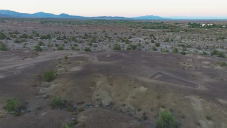 Acercándose-A-Los-Geoglifos-Calcográficos-De-Blythe-Sobre-El-Desierto-De-Sonora,-El-Terreno-Debajo-Y-El-Cielo-Sobre-La-Cordillera