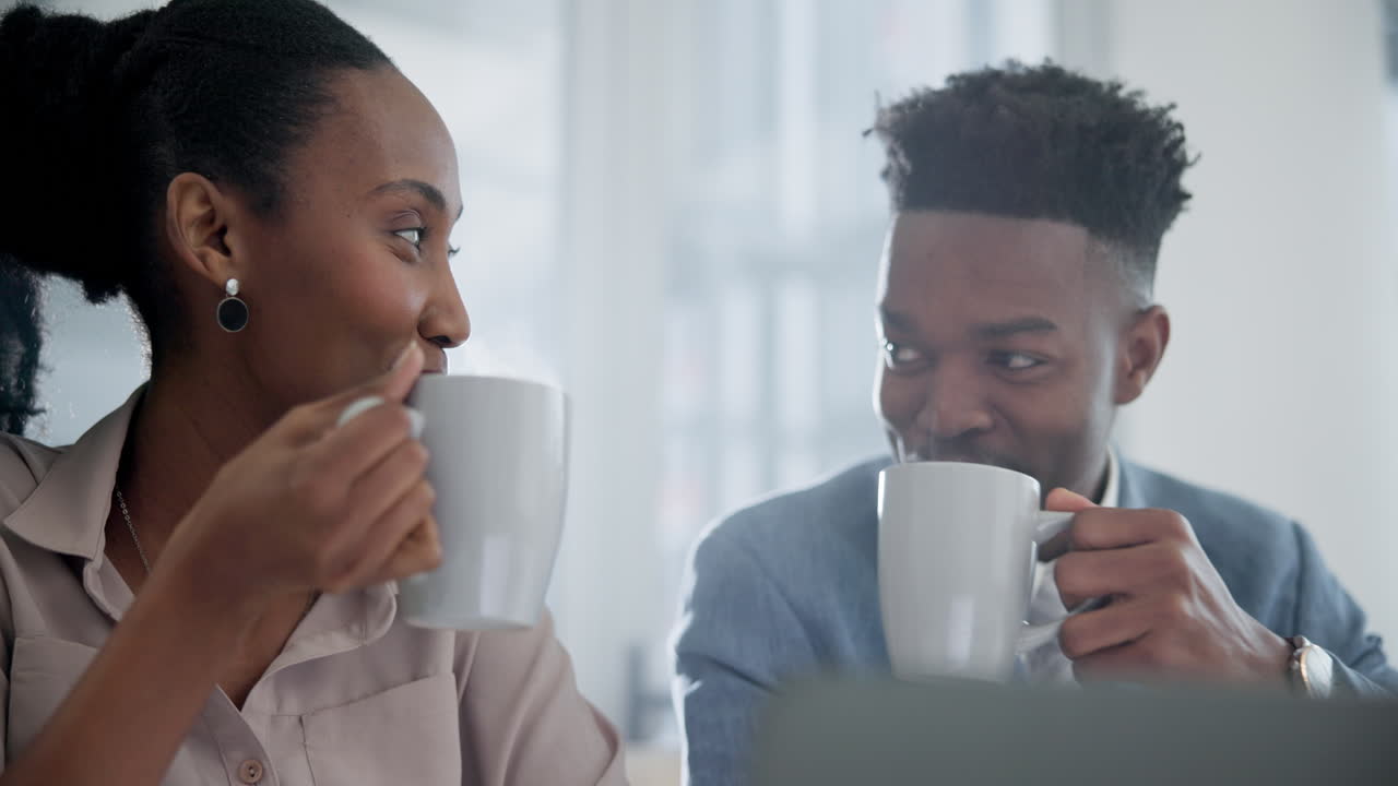 Glade forretningsfolk og venner i kaffepause