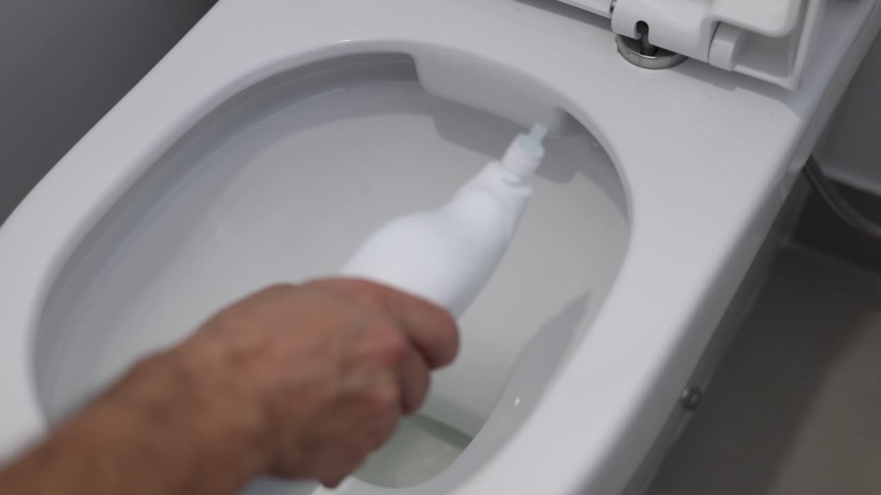 demostración secuencial de la limpieza de un inodoro