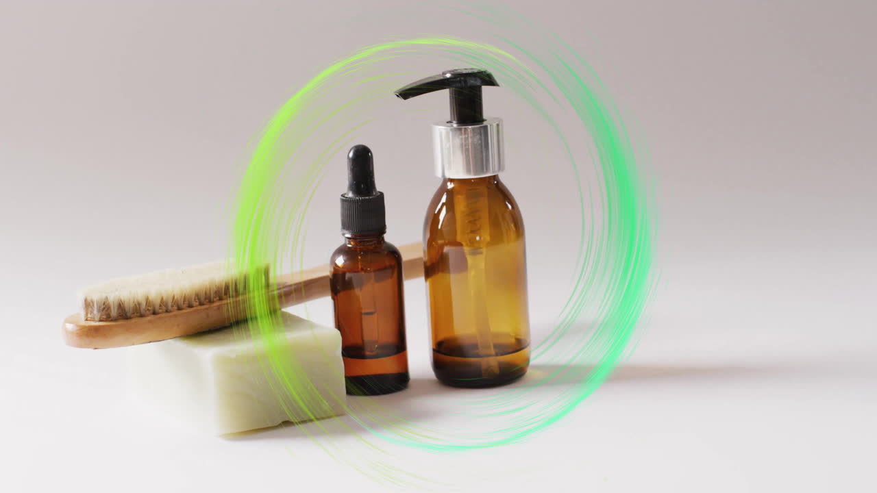 베이지색 배경에 비누, 브러시, 자기 관리 및 미용 제품 위에 녹색 링의 애니메이션