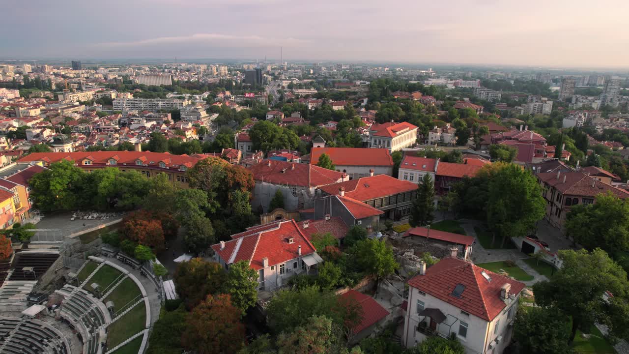teatro romano de philippopolis en el casco antiguo de plovdiv, bulgaria, vista aérea de drones