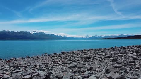 enfoque dinámico: moviéndose hacia el monte cook sobre las rocas en imágenes de stock cautivadoras
