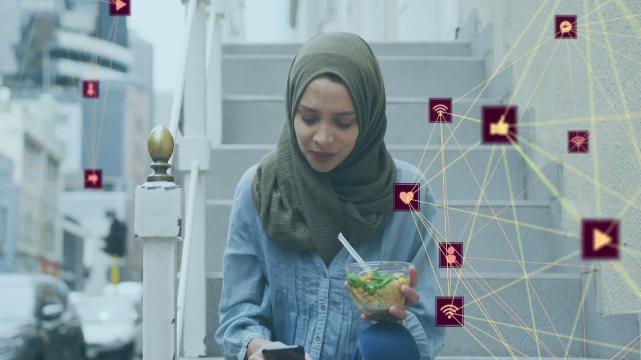 animación de una red de iconos de medios conectados con una mujer con hijab comiendo en la calle