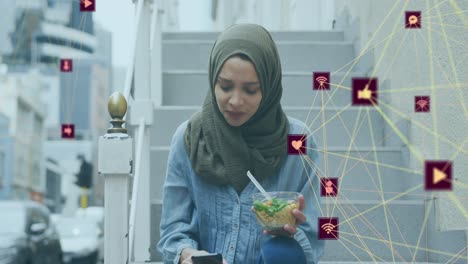 Animación-De-Una-Red-De-íconos-De-Medios-Conectados-Con-Una-Mujer-Usando-Hijab-Comiendo-En-La-Calle