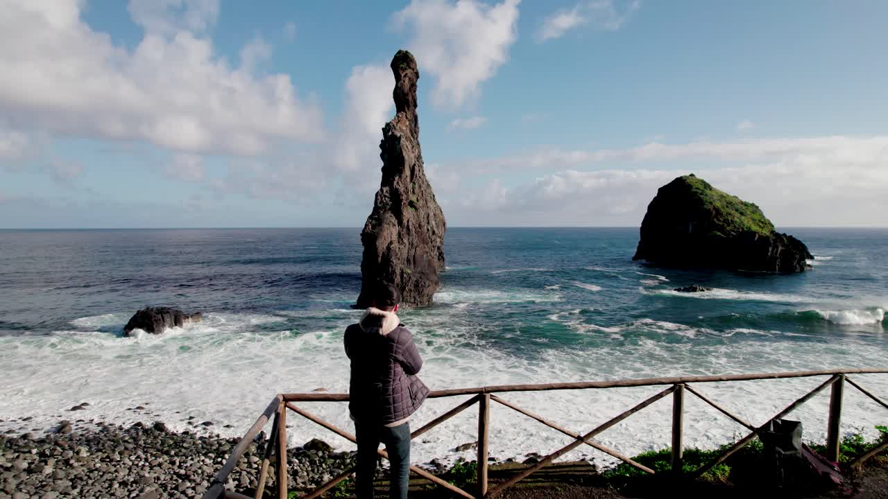 해안 암석, 마디에라, 포르투갈의 사진을 찍기 위해 걸어가는 사진작가의 공중