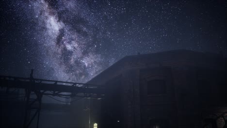 estrellas de la vía láctea por encima de la vieja fatory abandonada