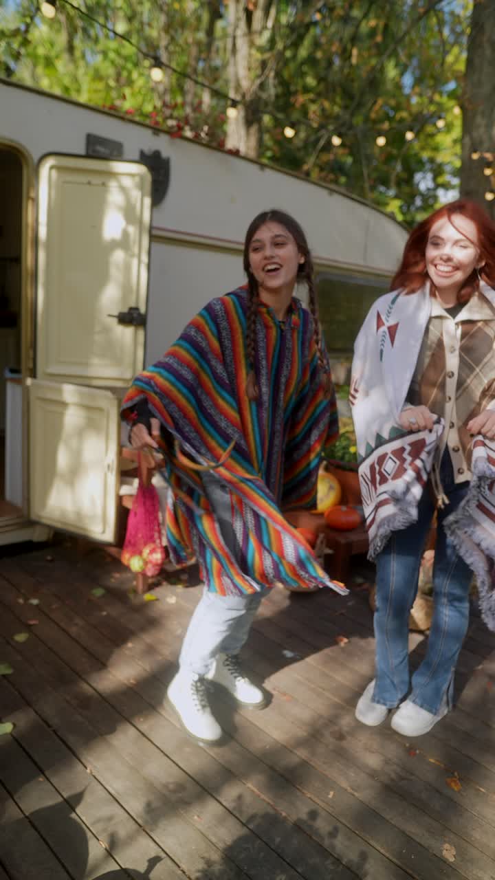 amigos felices disfrutando de acampar en otoño