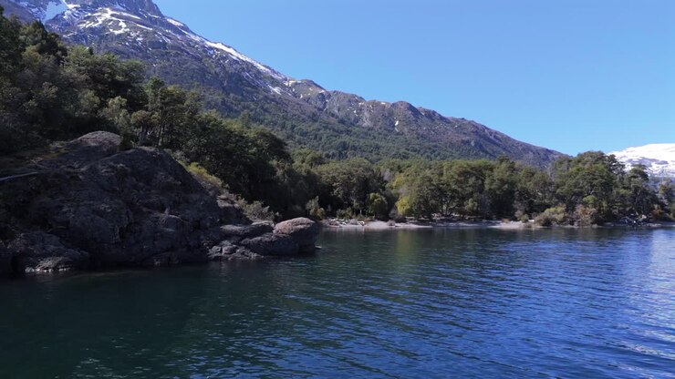Ripresa aerea del bellissimo lago Futalaufquen nel Parco Nazionale Los Alerces in Argentina. Sito Patrimonio dell'Umanità