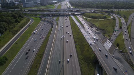 Verkehr-Zur-Hauptverkehrszeit-Auf-Stark-Befahrener-Autobahn,-Auf-Der-Fahrzeuge-Mit-Lastwagen-Auf-Mehreren-Fahrspuren-Fahren