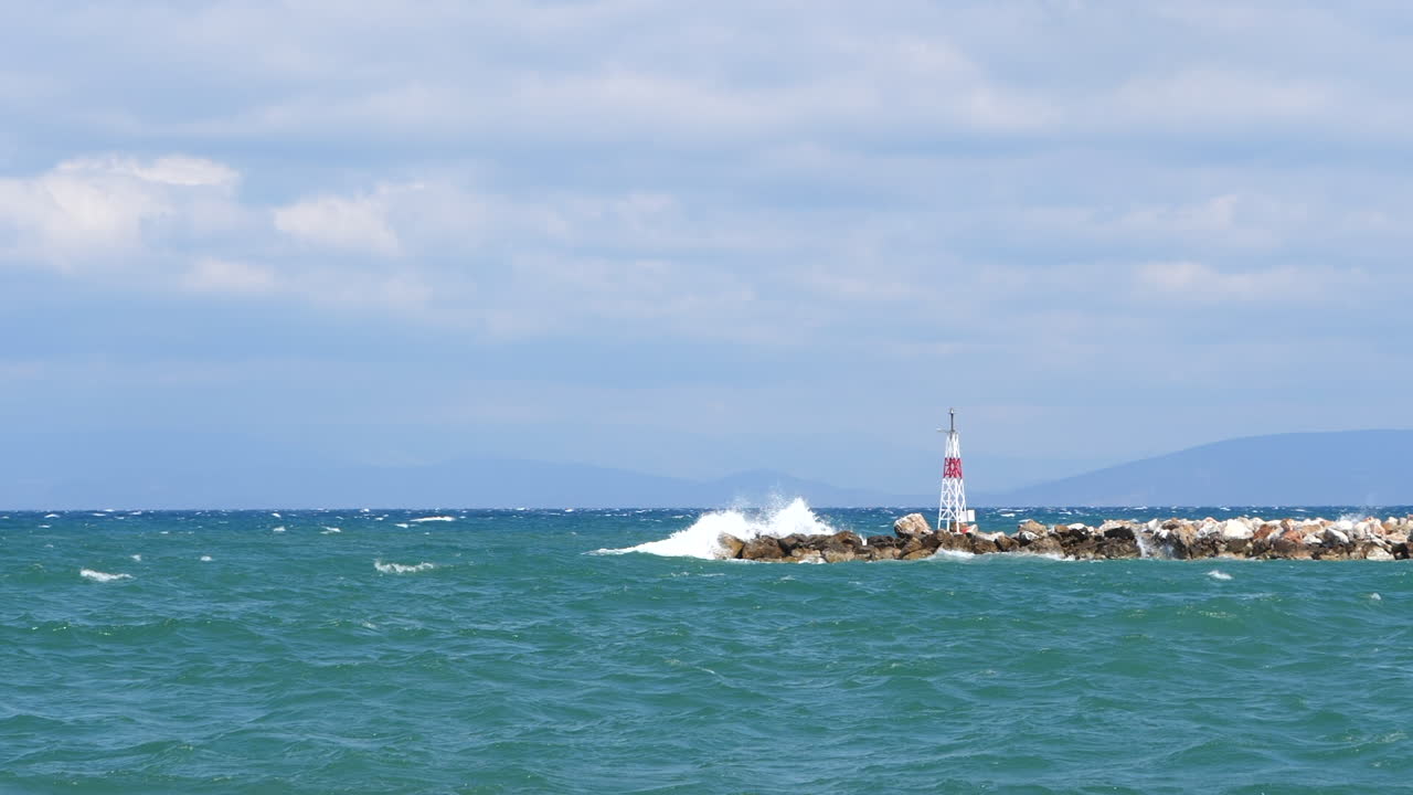 슬로모션 파도가 그리스의 방파제에 물을 치고 튀기고 있다