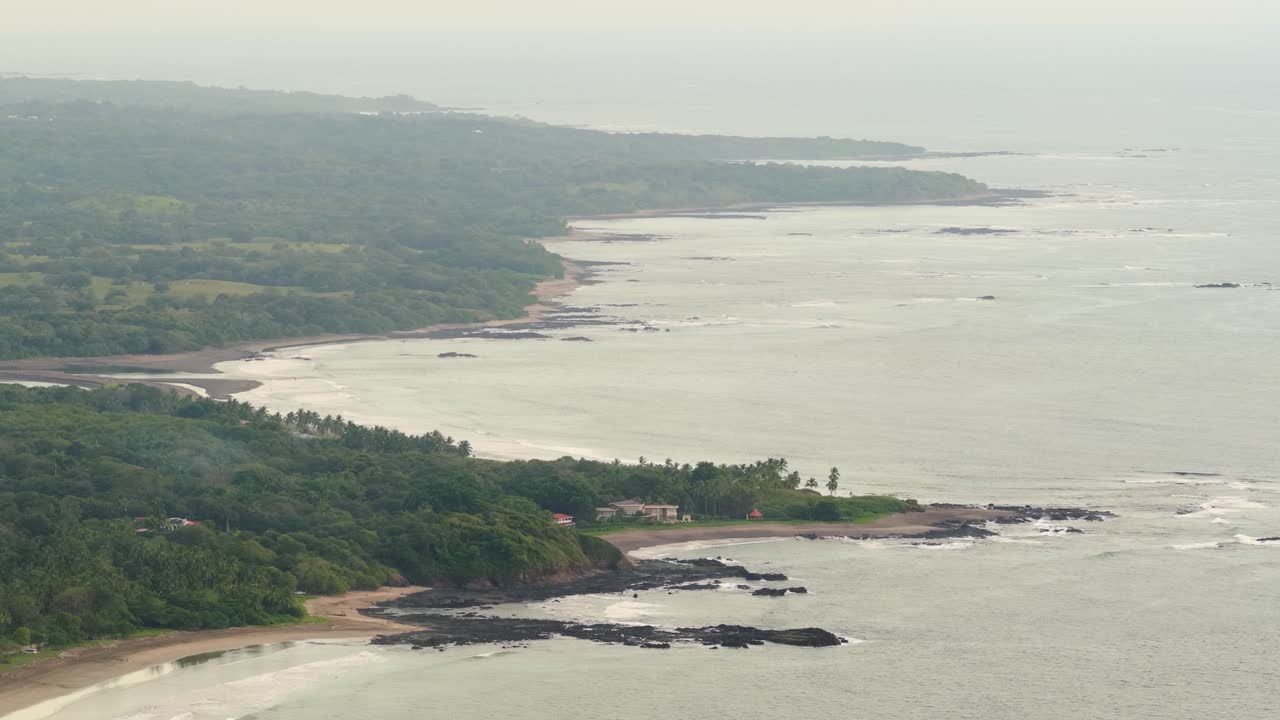 Vista aerea di una costa tropicale con vegetazione lussureggiante