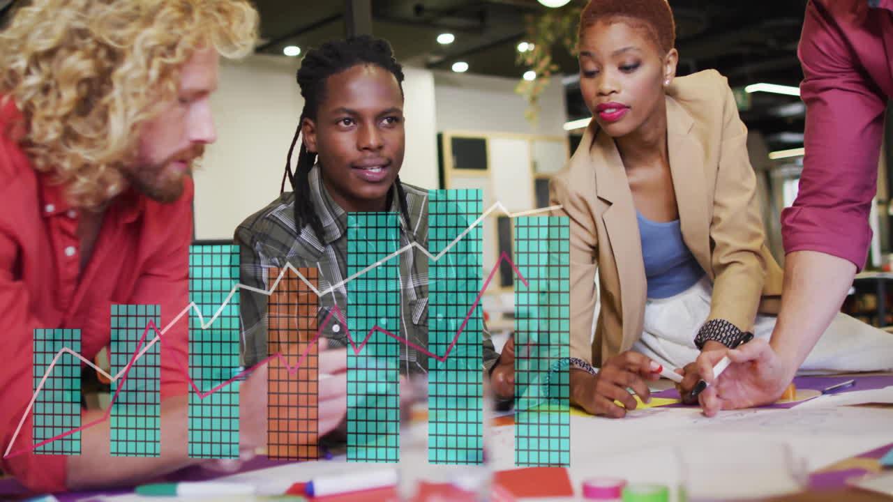 Animation de graphiques de données commerciales au-dessus d'une équipe diversifiée collaborant dans un bureau moderne.