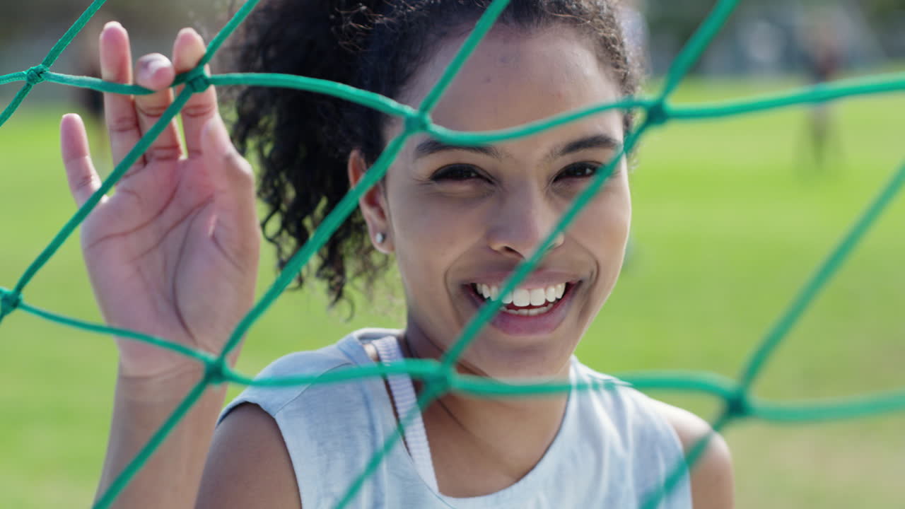¿quieres unirte a mí para un partido de fútbol?