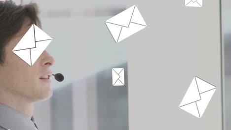 iconos de mensajes cayendo sobre hombre caucásico ejecutivo de atención al cliente hablando por teléfono auricular en la oficina