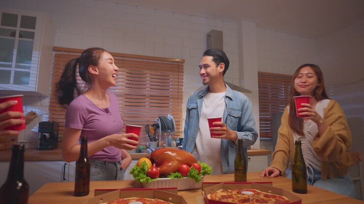 Amici che si godono una cena informale