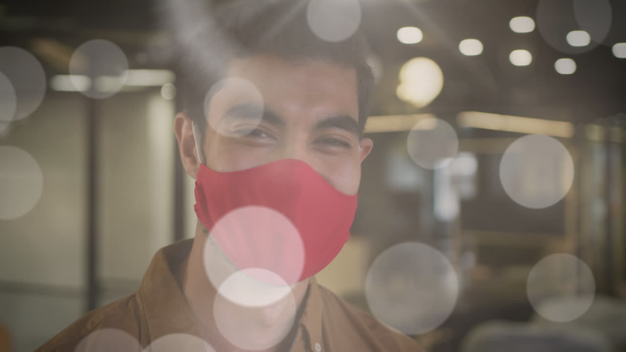 얼굴 마스크를 착용 한 혼혈 인종 남성 위에 빛의 반점이 애니메이션