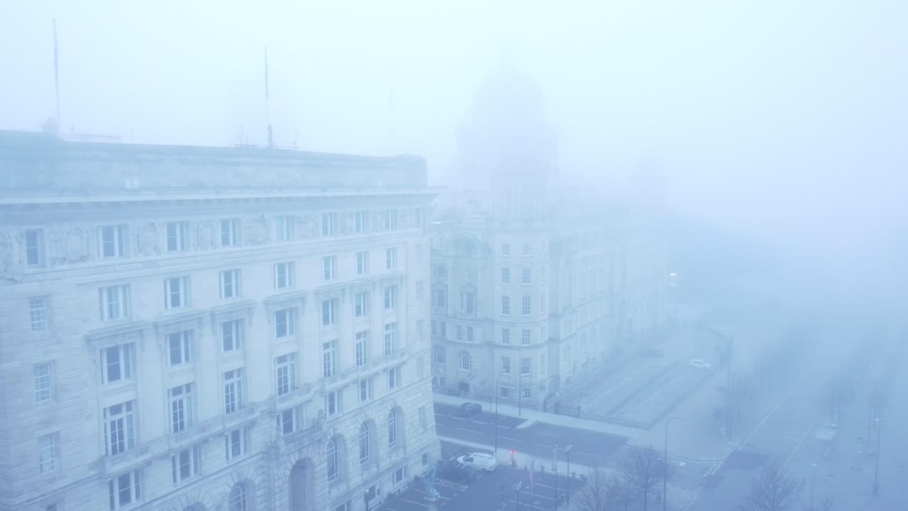 espesa y densa niebla fantasmal que cubre la vista aérea de la ciudad de liverpool del surrealista descenso frente al mar en el centro de la ciudad hacia adelante