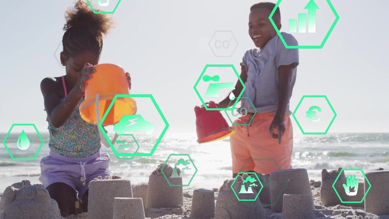 Deux enfants remplissant des seaux et construisant des tours sur la plage, avec des hexagones verts dérivant affichant des données environnementales.