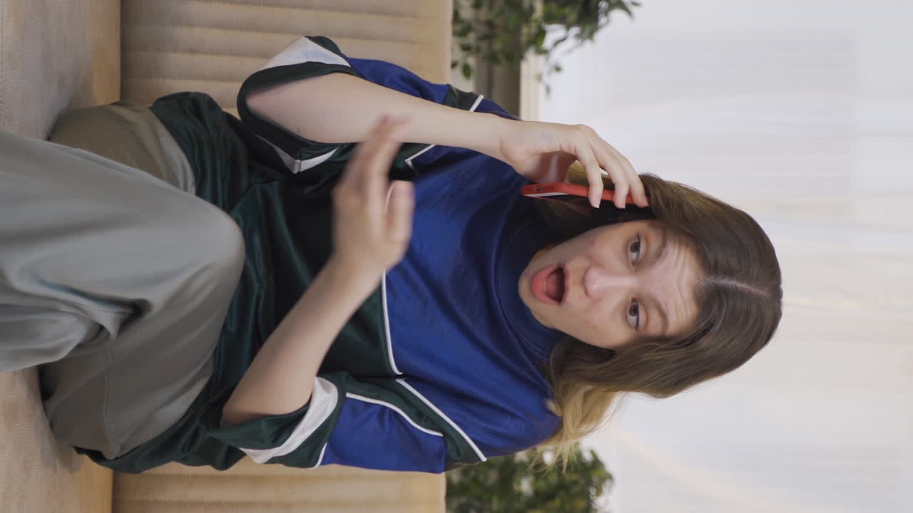 vídeo vertical de la joven que recibió malas noticias por teléfono.