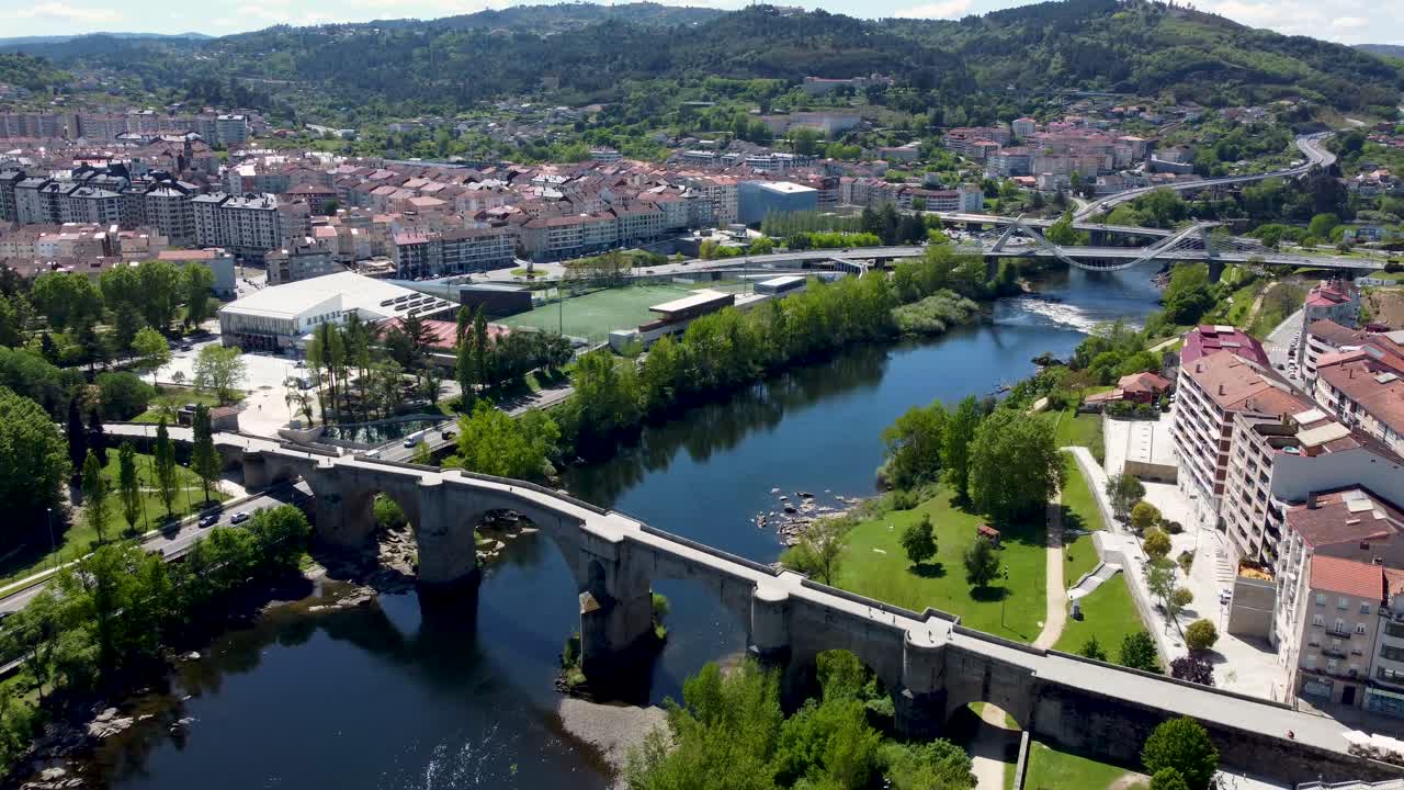 Fiume Miño che scorre attraverso Ourense, ponte antico e moderno, aereo.
