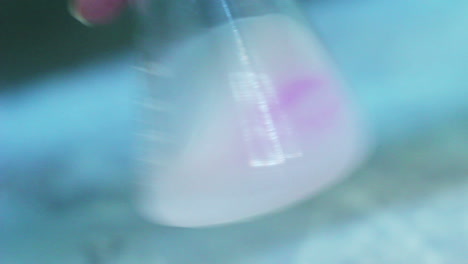 reacción química en el frasco. agitar el líquido en el frasco. investigación de laboratorio