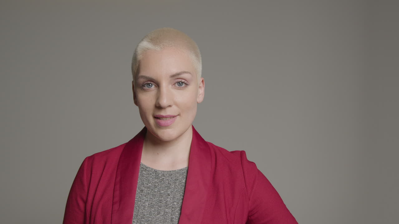 modelo femenino posando para la cámara para un retrato de estudio 01