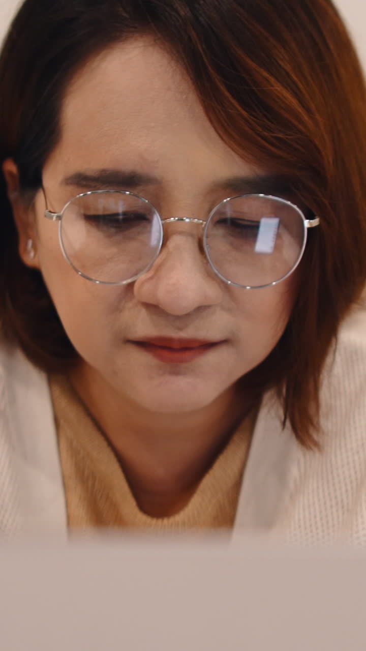 retrato de una mujer con gafas