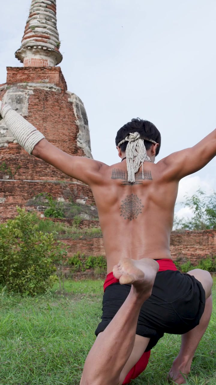 Antik Tapınakta Geleneksel Wai Kru Ritüeli Gerçekleştiren Muay Thai Dövüşçüsü