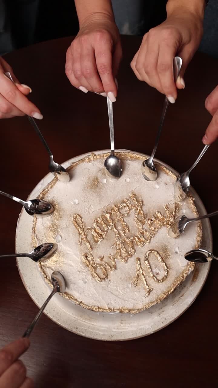 Gruppo che festeggia un compleanno