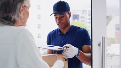 mujer mayor feliz, repartidor y firmar para la caja